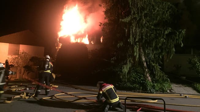 Die Feuerwehr konnte das brennende Haus nur noch von aussen löschen und die Nachbarhäuser schützen.