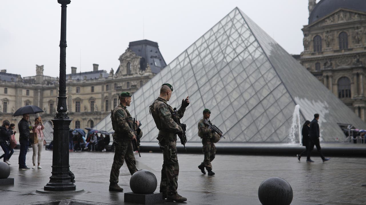 Der Platz am Pariser Louvre, wo Emmanuel Macron am Sonntagabend seinen möglichen Sieg bei der französischen Präsidentschaftswahl feiern will, ist kurzzeitig von der Polizei geräumt worden.