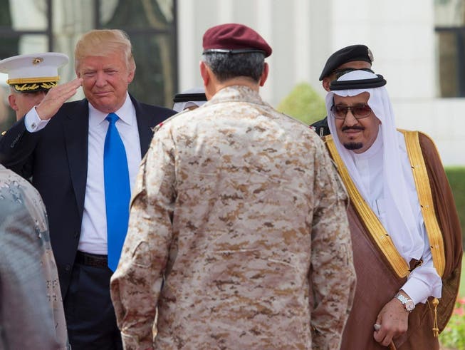 US-Präsident Donald Trump und der saudische König Salman grüssen am Samstag in Riad einen Offizier. Die beiden Länder schlossen ein riesiges Waffengeschäft ab.