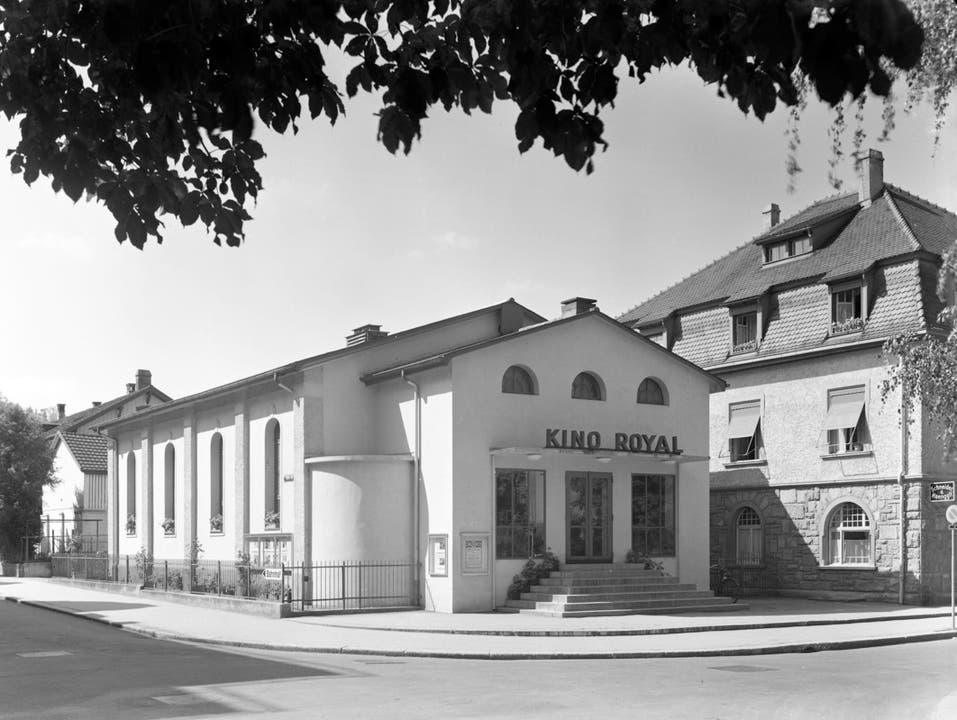 Das Kino Royal 1948 Das älteste Kino im Aargau baute 1912 der Badener Architekt Arthur Betschon als Kino Radium, ab 1935 hiess es Royal. Rechts die Villa Schnebli.