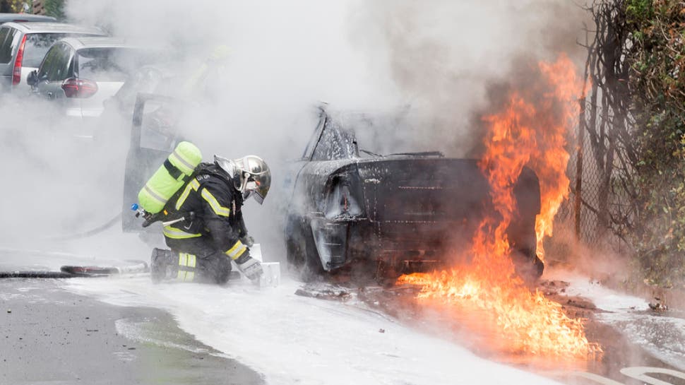 Lausanne (VD), 4. November In Lausanne ist ein Auto komplett ausgebrannt. Der Fahrer konnte sich unverletzt aus dem Wagen retten.
