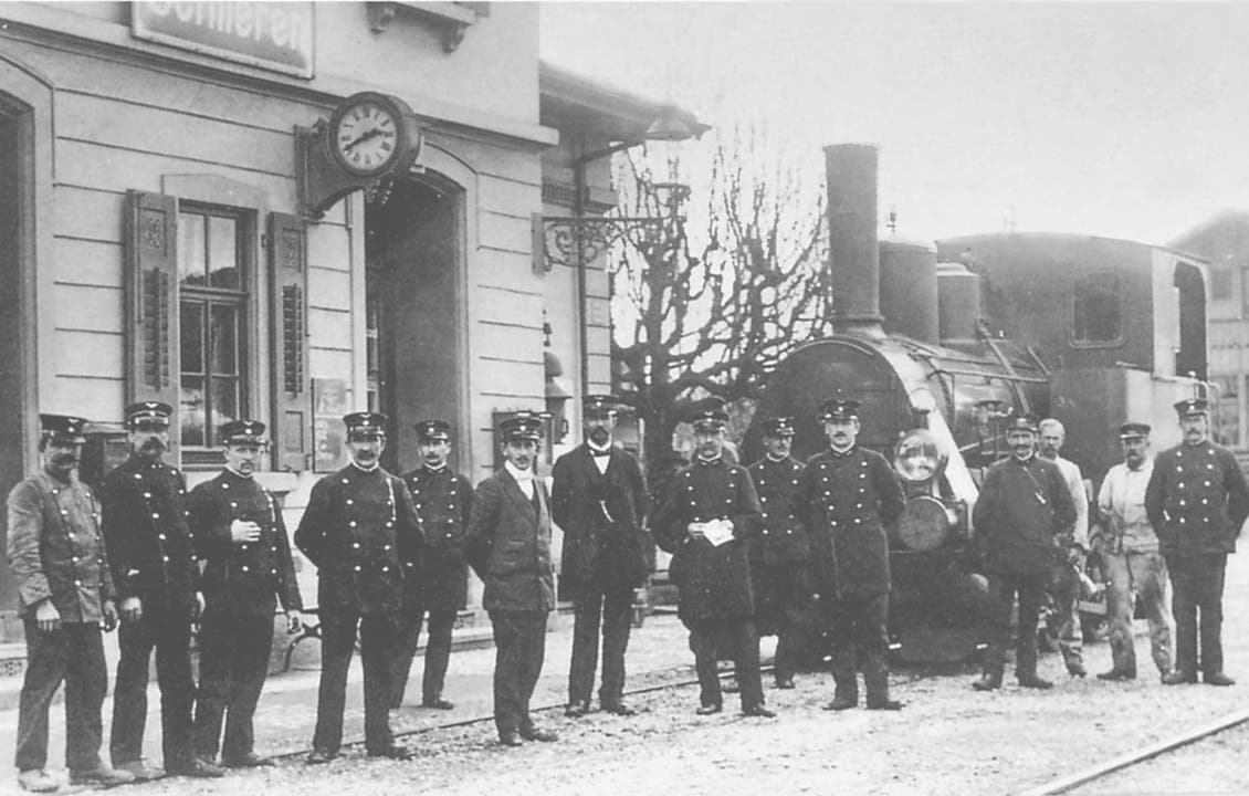 Historische Bilder zu Schlieren aus den Jahren 1750 bis 1914. Die Angestellten des Bahnhofs Schlieren posieren vor dem 1866 erstellten Bahnhofsgebäude mit einer für diese Zeit typischen Dampflok. Bild um 1880.