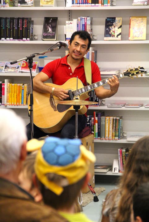 Der Musiker Edy Orozco spielt auf der Gitarre.
