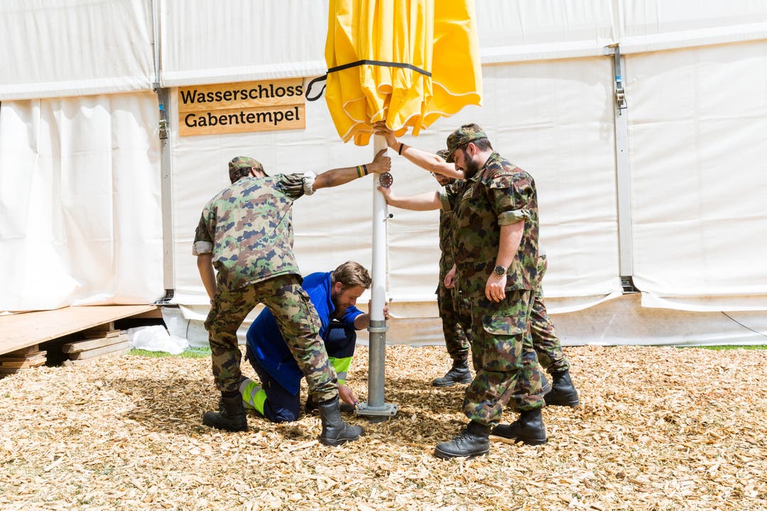 Aufbauarbeiten für das Aargauer Kantonalschwingfest 2017 in Brugg WK-Soldaten bei Aufbauarbeiten für das Aargauer Kantonalschwingfest, am 4. Mai 2017 in Brugg. Das 111. Aargauer Kantonalschwingfest findet am 7. Mai im Schachen in Brugg statt.