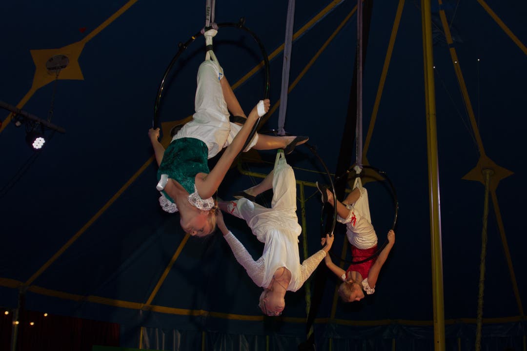 Jugend Circus Biber 2017 Jugend Circus Biber 2017 - Mary Poppins Schützlinge an den Reifen