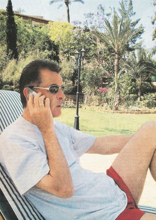 Ottmar Hitzfeld telefoniert im Liegestuhl im Juni 2001 auf Mallorca – zu dieser Zeit ist er schon das erste Mal Trainer beim FC Bayern (1998 bis 2004) Vier Mal holt er in dieser Zeit die Deutsche Meisterschaft. Sie endet mit der Entlassung 2004.