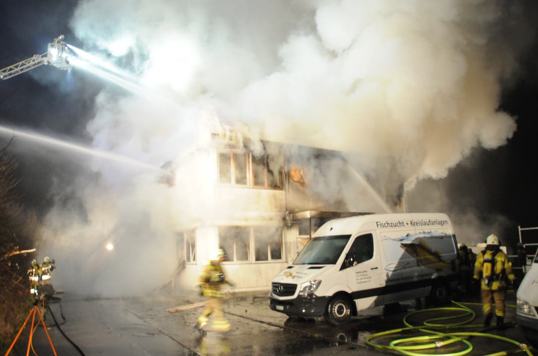 Der Lieferwagen der Firma mit nicht mehr aktuellem Schriftzug ("Koj-Farm") wurde arg beschädigt. Beim Ausbruch des Feuers stand er näher am Gebäude.