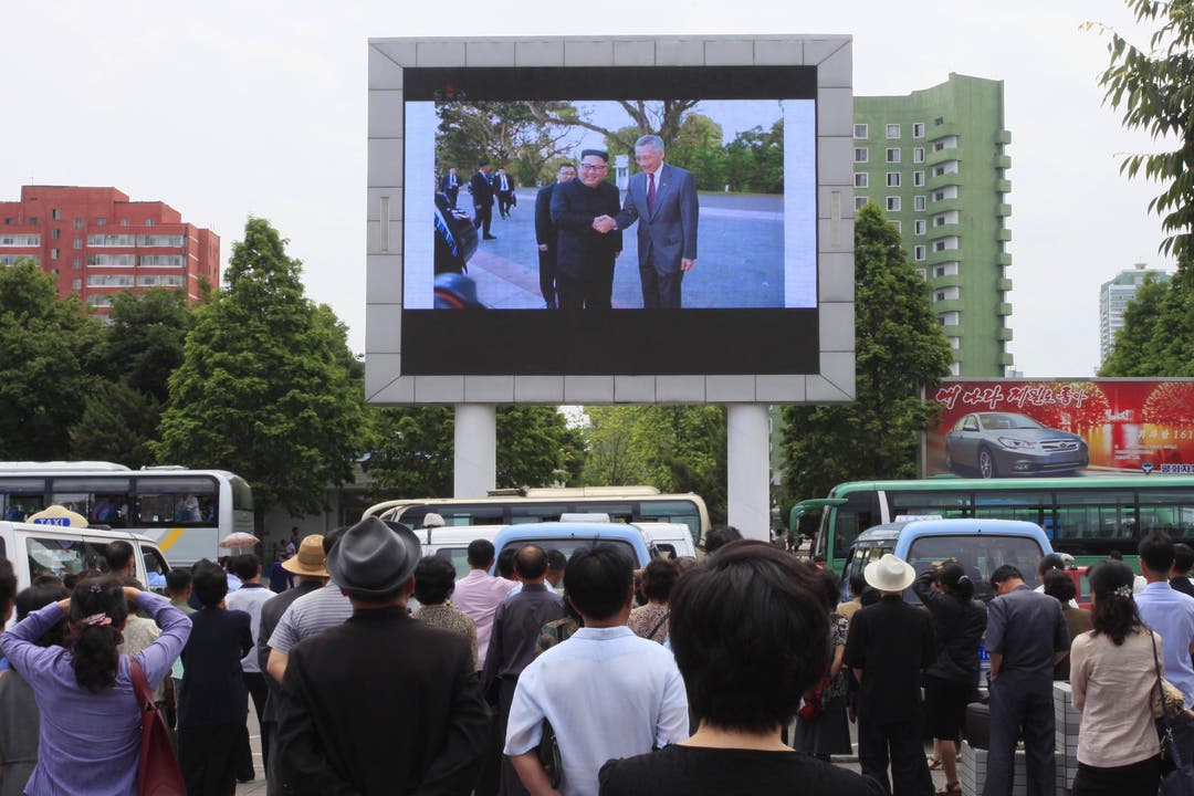 Auf dem Bildschirm ist Kim Jong Un in Singapur zu sehen.