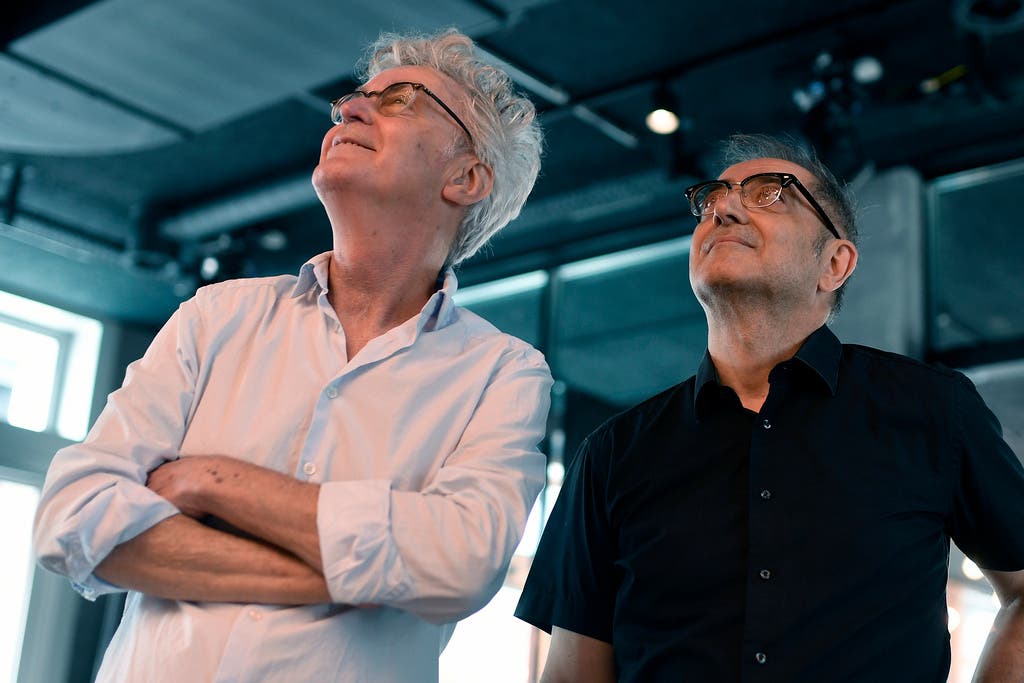  Projektinitianten Bruno Deckert, links, und Filmemacher Samir, rechts, im Kulturhaus KOSMOS in Zürich.