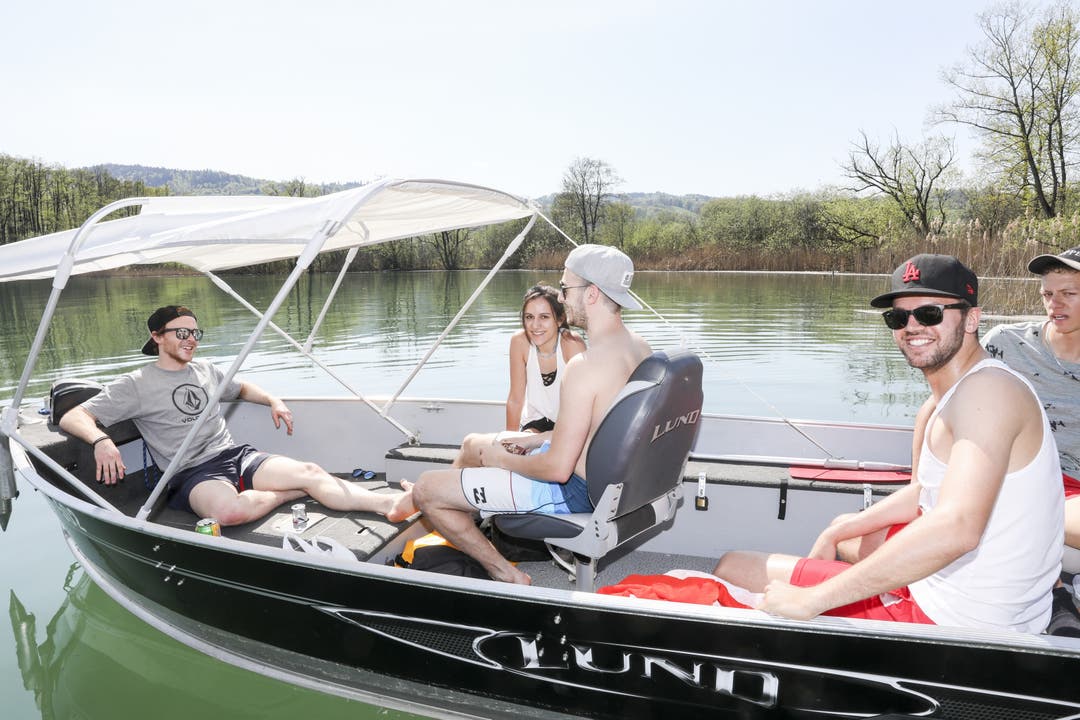 Junge Leute aus Seengen geniessen unterdessen in ihrem Boot auf dem Hallwilersee die Sonne.
