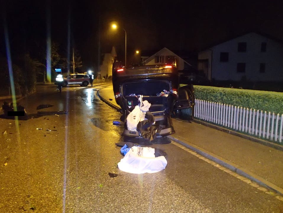 Oftringen (AG), 27. Juni Ein Betrunkener (1,4 Promille) überschlägt sich mit seinem Auto in einer 30er-Zone in Oftringen. Er bleibt unverletzt. Weil er sich der Polizei danach widersetzt, nimmt sie ihn vorläufig fest.