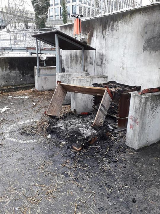 Alles angeschleppt, was brennt: Eine Palette, der dazugehörige Rahmen und ein Strohballen wurden verbrannt. Lenzburg, 12./13. Januar 2019