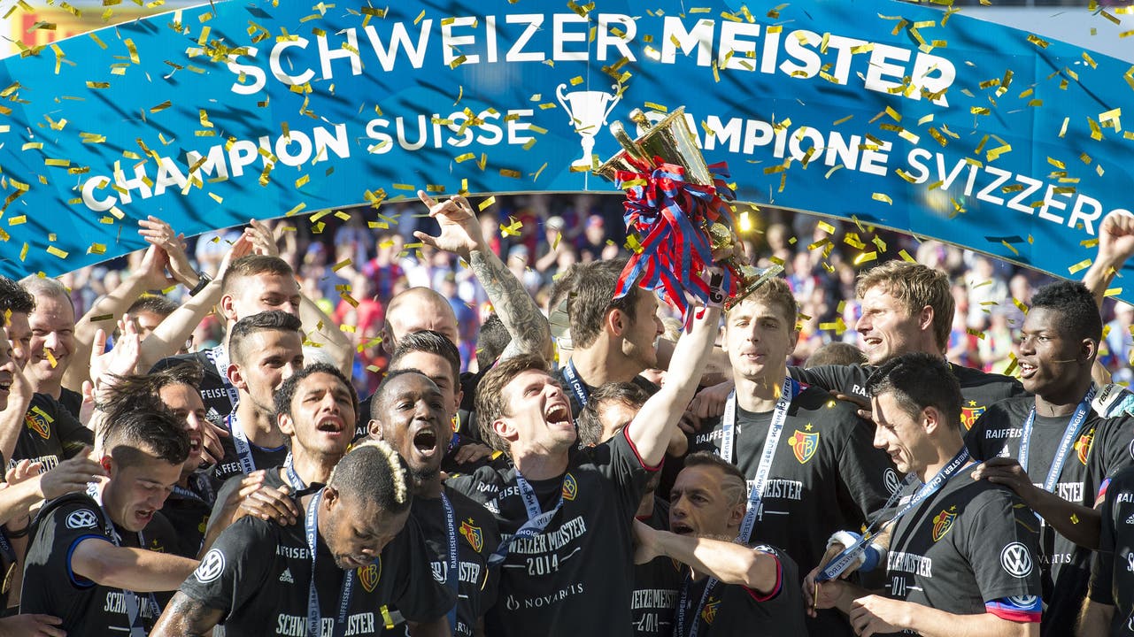17. Titel, 2014: Valentin Stocker freut sich sichtlich über den Meisterpokal. Es ist sein letzter Titel mit dem FCB, bevor er in die Bundesliga zu Hertha Berlin wechselt.