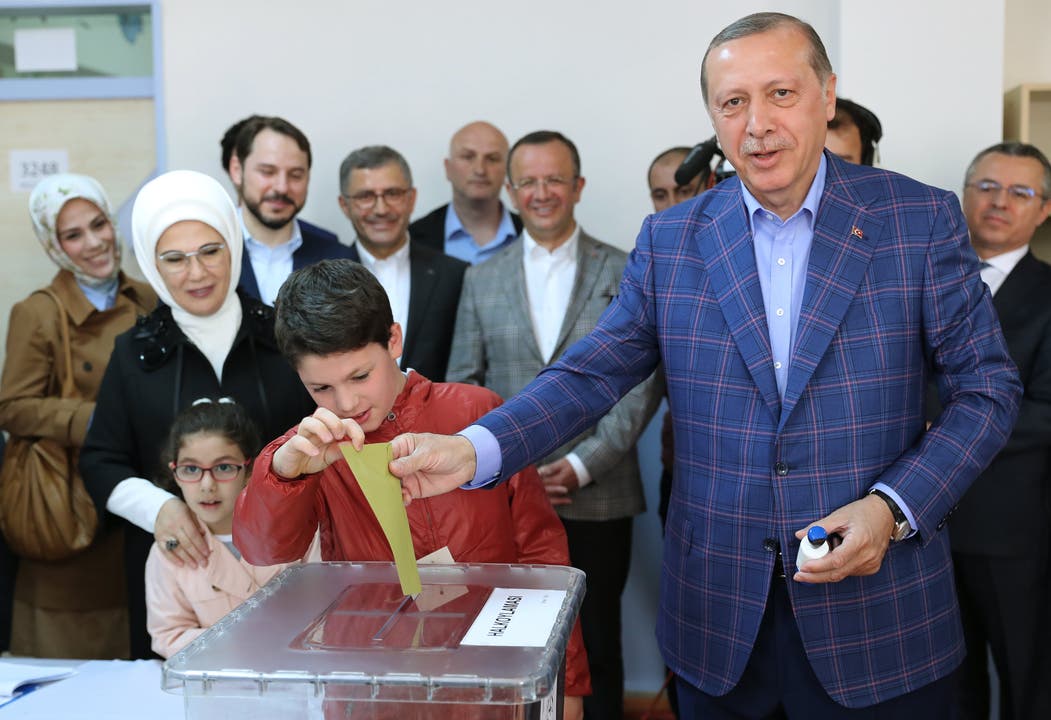 Staatschef Erdogan und sein Enkel bei der Stimmabgabe.