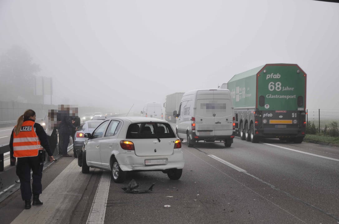 A1 bei Oensingen (SO), 26.September Auf der Autobahn kam es zu einer Auffahrkollision mit vier beteiligten Autos. Ein Autolenker entfernte sich von der Unfallstelle, ohne sich um die Schadensregulierung zu kümmern.