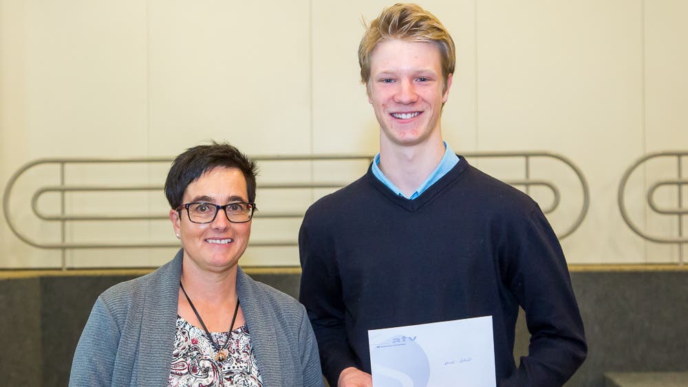 Jonas Schär wurde für seinen U18-Junioren Schweizer Meistertitel geehrt