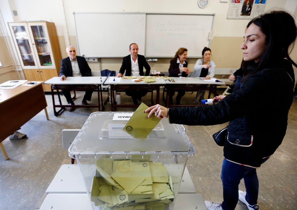 Millionen Türken sind zur Stimmabgabe aufgerufen.
