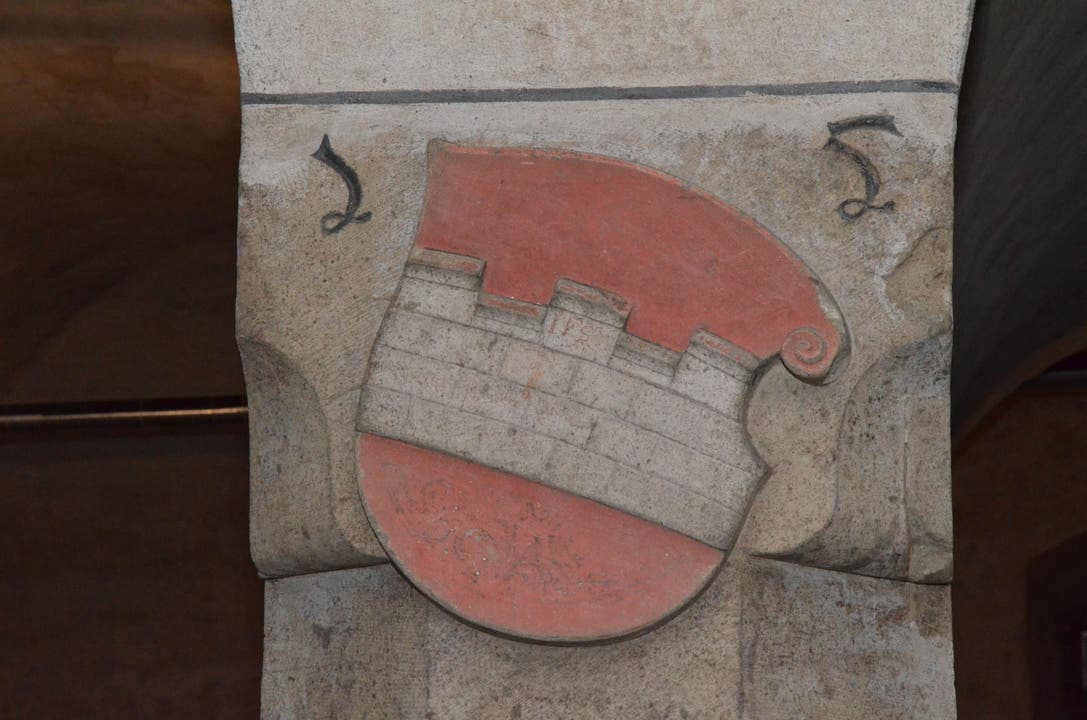 Führung durch Muri-Amthof in Bremgarten Auf der Gegenseite des Abtwappens ist das Wappen von Muri dargestellt. Beide Wappen erinnern an die ehemaligen Besitzer und Bewohner des Amthofs, das Kloster Muri und seine Äbte.