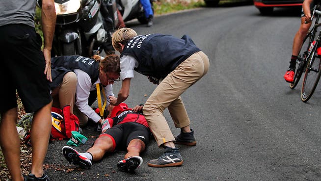 Der Australier Richie Porte wird nach seinem schweren Sturz behandelt