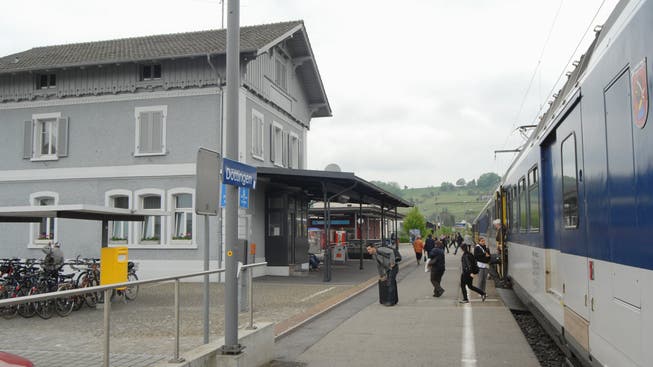 Auf der Strecke Koblenz-Turgi braucht es am Donnerstagmorgen viel Geduld. Im Bild: Der Bahnhof von Döttingen. (Archivbild)