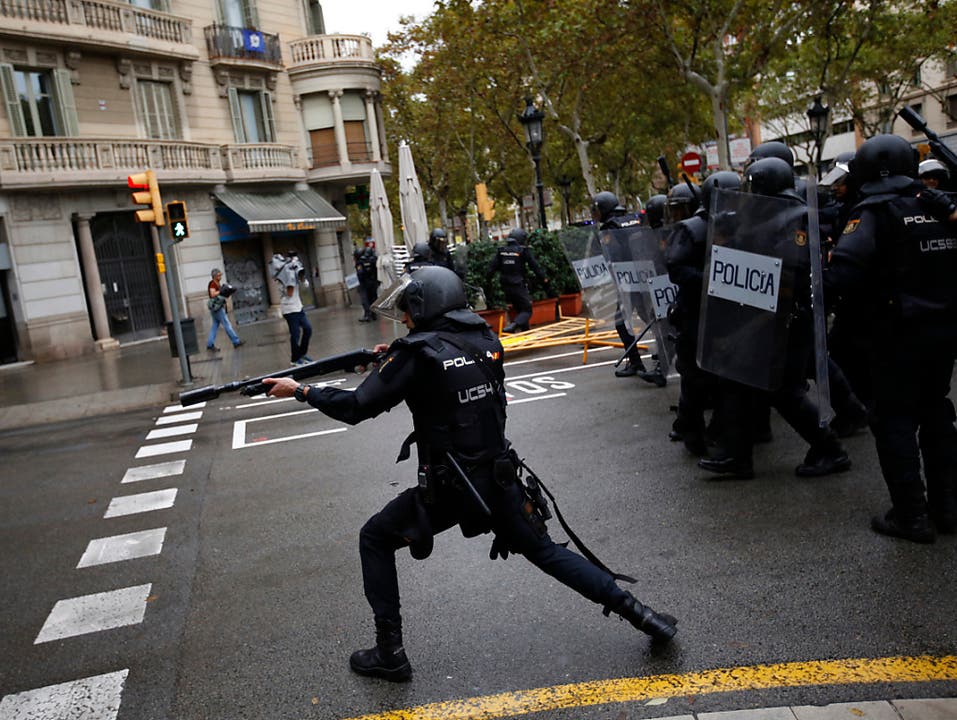 Rund um das aus spanischer Sicht illegale Unabhängigkeitsreferendum in Katalonien kam es zu Gewaltszenen: Die spanische Polizei, hier in Barcelona, setzte Gummigeschosse gegen Demonstranten ein.