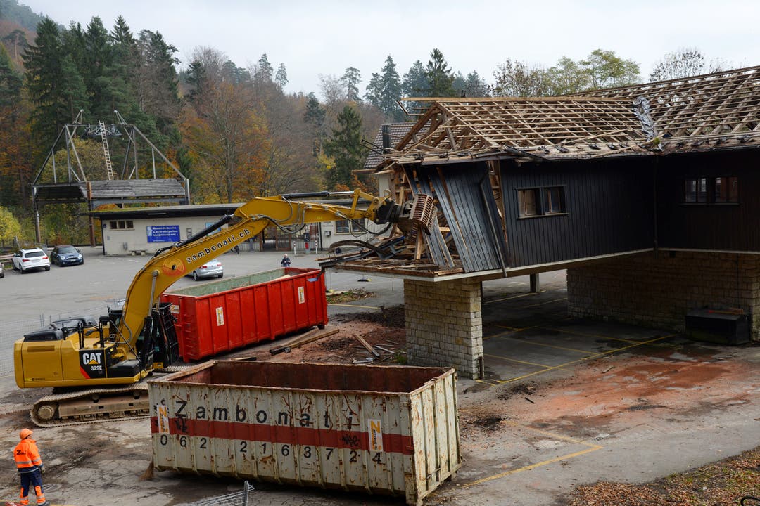 Seilbahn Weissenstein AG baut eine neue Gondelbahn – vom Abriss bis zur Eröffnung Ende Oktober 2013 wird in Oberdorf die alte Talstation der Weissenstein-Sesselbahn abgerissen.