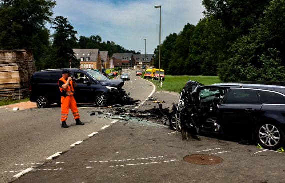 Illnau-Effretikon (ZH), 19. Juli Bei einem Verkehrsunfall mit vier Fahrzeugen haben sich vier Personen zum Teil schwer verletzt. Aus noch unbekannten Gründen kam ein 59-jähriger Autolenker auf die Gegenfahrbahn.