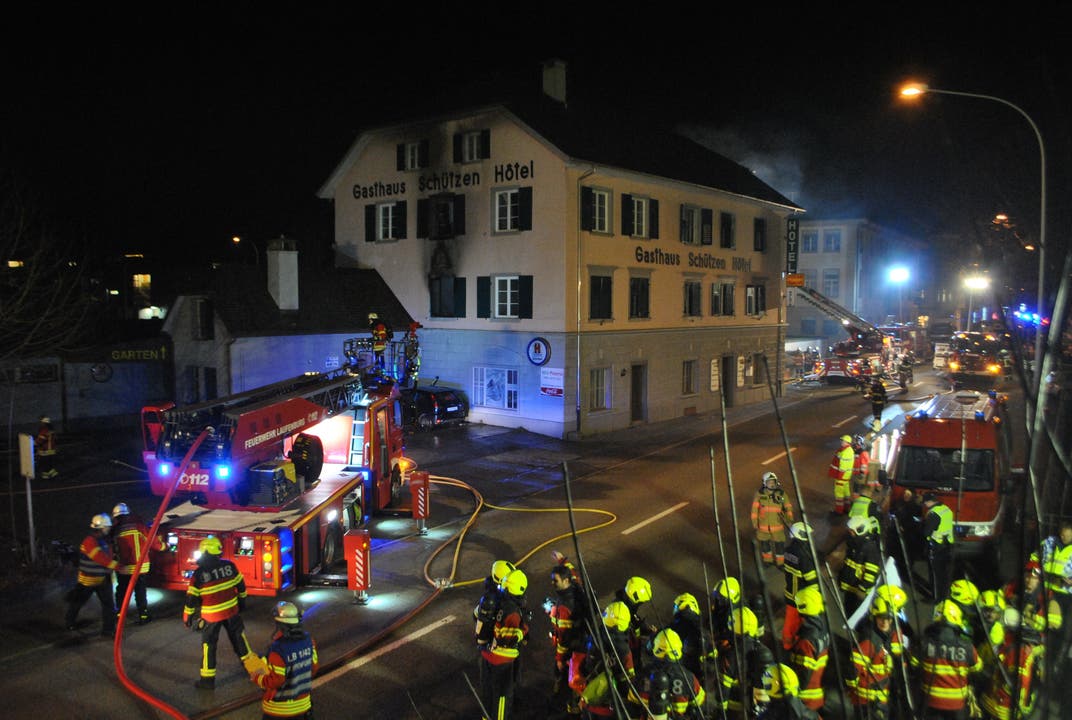 Laufenburg AG, 15. Januar Das leerstehende Restaurant Schützen in Laufenburg gerät in Brand. Aus den oberen Stockwerken, wo Sozialwohnungen untergebracht sind, mussten fünf Personen gerettet werden. Sie erlitten Rauchvergiftungen. Ein 24-jähriger Schweizer wird verdächtigt, den Brand gelegt zu haben.