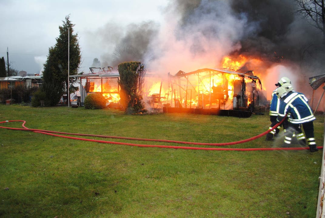 Staad bei Grenchen (SO), 29.März Drei Wohnwagen brennen komplett aus. Als Brandursache steht ein technischer Defekt in der Stromversorgung im Vordergrund.