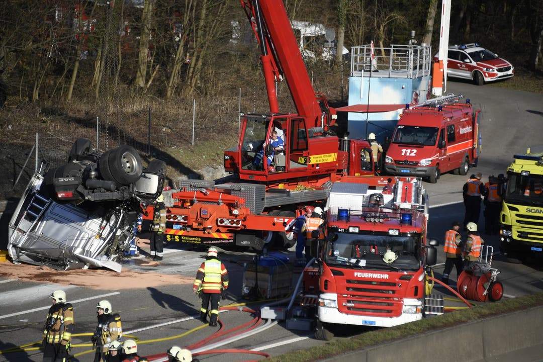 Auf der Autobahn A2 bei Muttenz hat sich ein Lastwagen überschlagen.