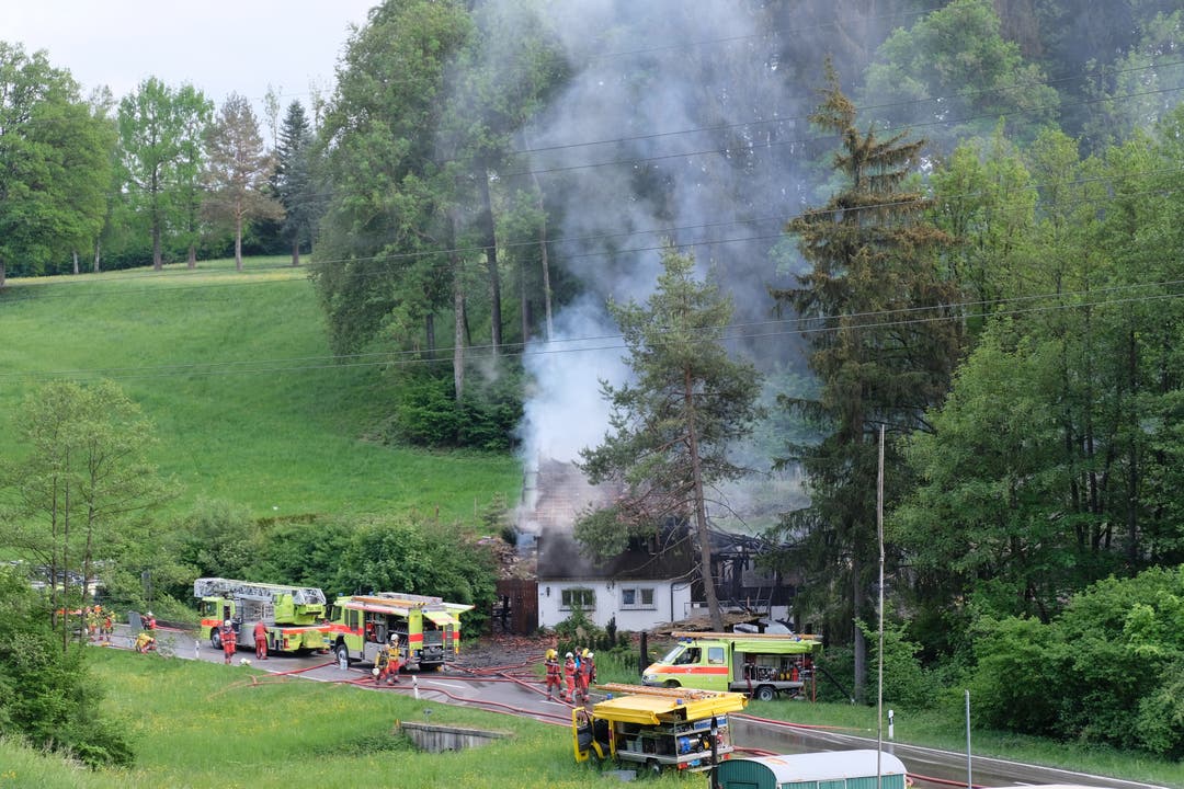 Der Verkehrsdienst der Feuerwehr regelte insbesondere den Verkehr an der Kreuzung von Luzernerstrasse, Aescherstrasse und Mühlemattstrasse. Einfamilienhaus brennt an der Luzernerstrasse in Birmensdorf am 7. Mai 2018