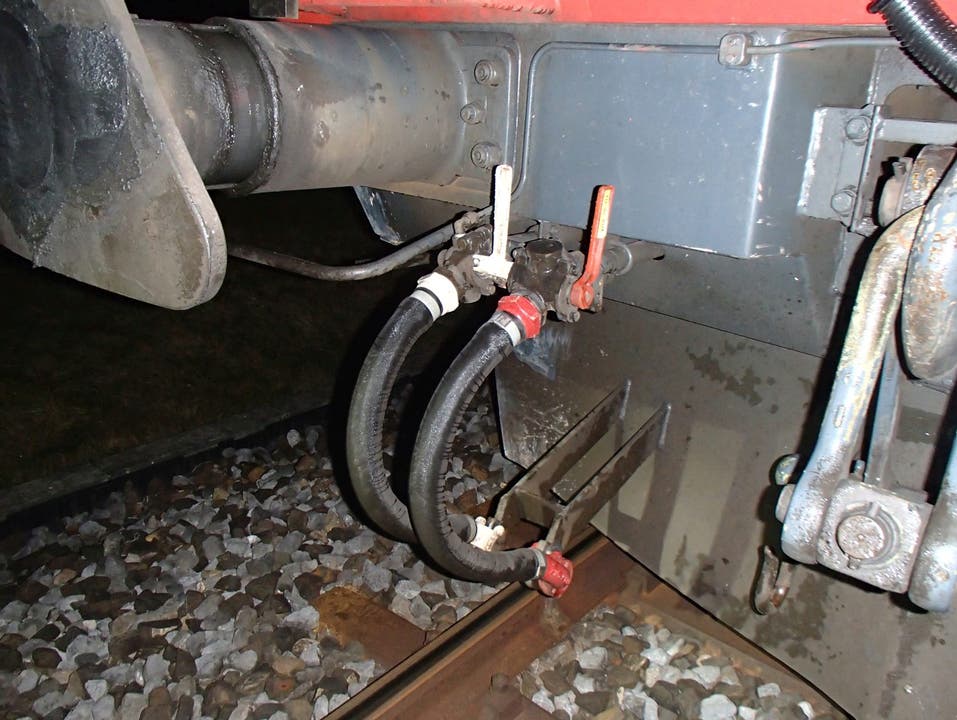 Döttingen AG, 11. Januar Ein SBB-Regionalzug ist in Döttingen mit einem Transportanhänger in Gleisnähe kollidiert. Es gab keine Verletzten.