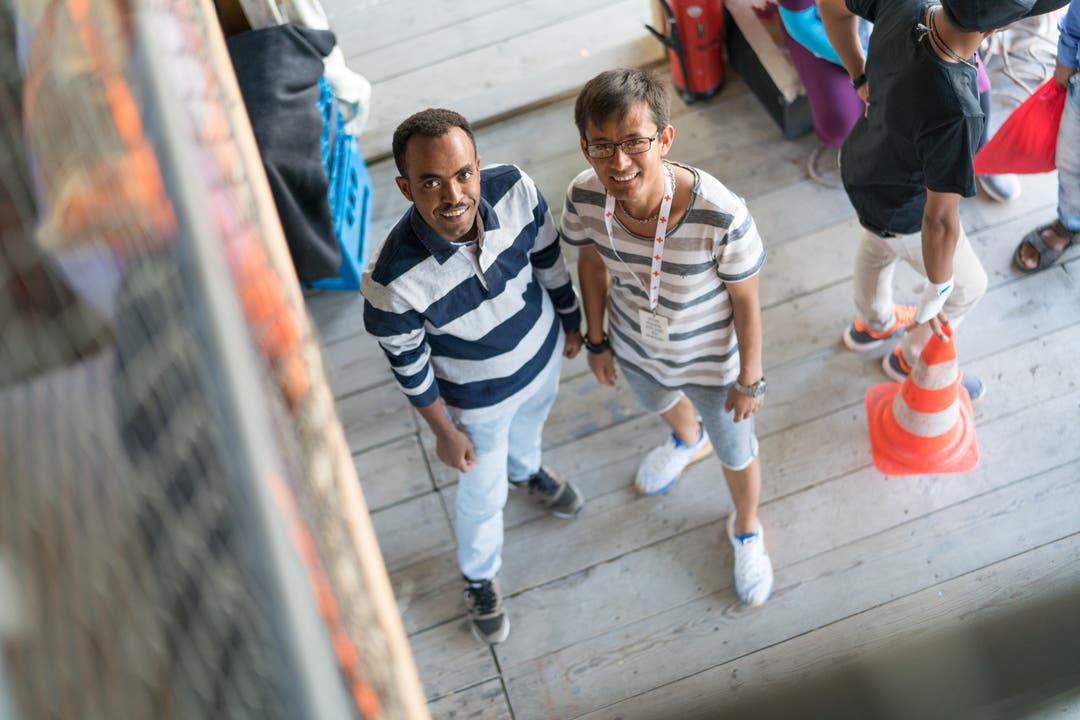  Mohamed Naseri (r.) aus Afghanistan und Ghirmay Habte aus Eritrea besuchen nicht nur zusammen die Badenfahrt, sondern helfen im «Nour – Kafi Royal» im Service mit.