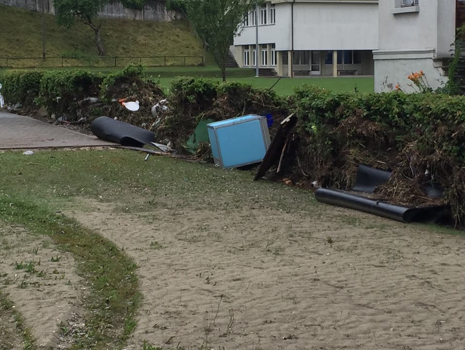Uerkheim am Montag nach dem Unwetter Hochwasser Am Zaun oberhalb des Gemeindehauses wurde allerlei Schwemmgut angeschwemmt
