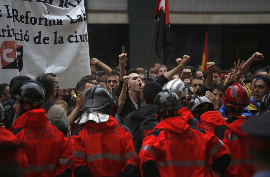 Etwa 2000 Personen demonstrierten vor dem Gebäude der in Spanien regierenden konservativen Volkspartei PP.