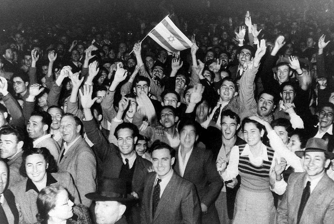 In Tel Aviv feiern die Menschen auf den Strassen den UNO-Entscheid vom 29. November 1947.