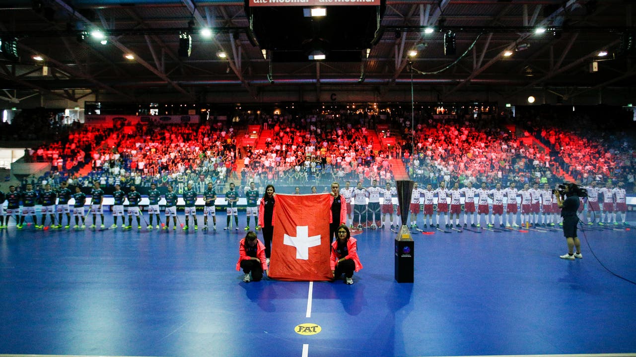 Die Schweizer Hymne wird gespielt.