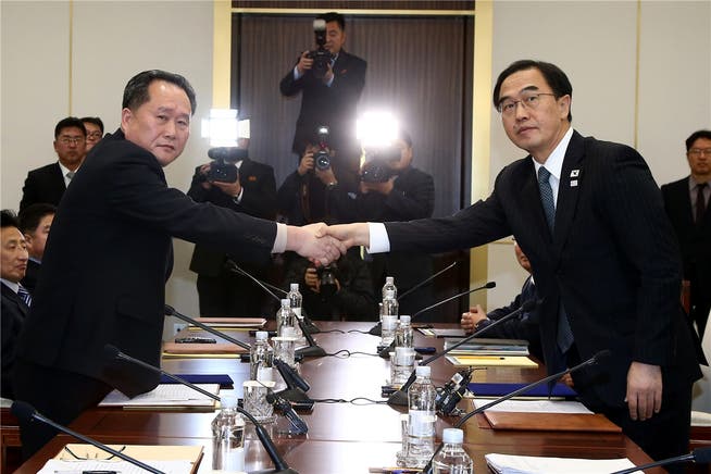 Nordkoreas Chefunterhändler Ri Son Gwon (links) und Südkoreas Vereinigungsminister Cho Myoung Gyon.