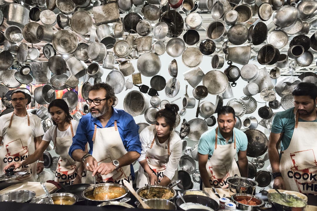 Impressionen vom Auftakt der Art Basel 2017: Art Unlimited Subodh Gupta, Cooking the World, 2017. Der Künstler kocht selbst (im blauen Hemd) Galerien: Continua, San Gimignano / Hauser &amp; Wirth, Zürich