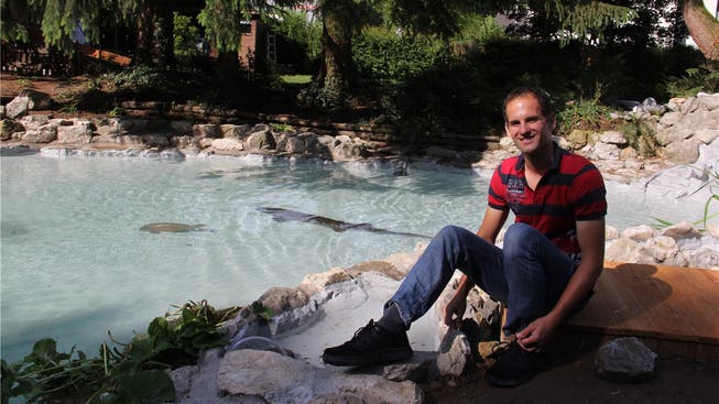 Marcel Huber ist glücklich, dass sich die Störe und Schildkröten im frisch sanierten Teich der Minigolfanlage wohlfühlen.