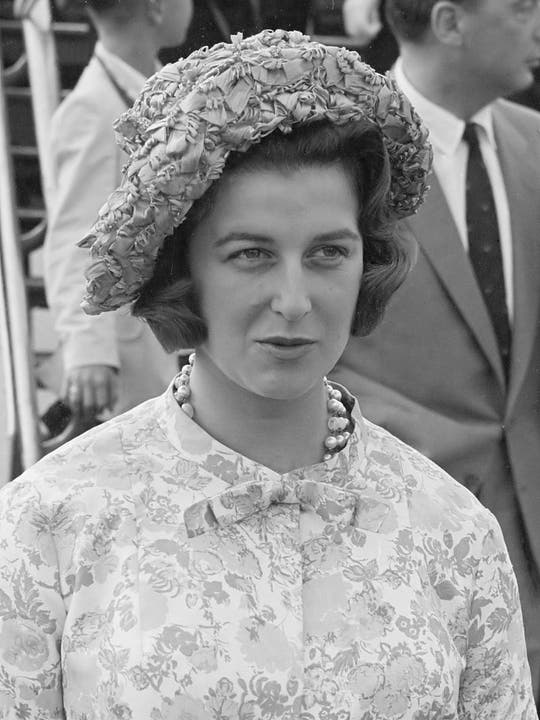 Prinzessin Alexandra, Lady Ogilvy (*25. Dezember 1936) Wie ihre Geschwister Prinz Edward und Prinz Michael nimmt Prinzessin Alexandra für ihre Cousine Königin Elizabeth Aufgaben in der Öffentlichkeit wahr. Von 1964 bis 2005 war sie Kanzlerin der Lancaster University, die ihr eine Ehrendoktorwürde für Musik verliehen hat. (Bild von 1961)