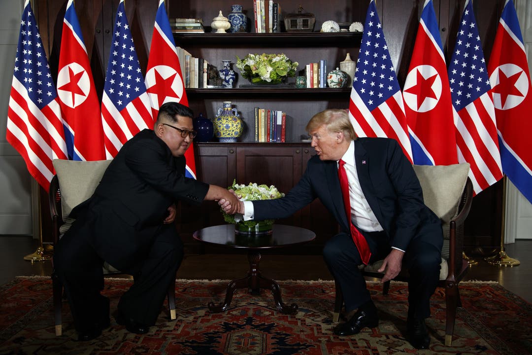 Nordkoreas Machthaber Kim Jong Un und US-Präsident Trump treten nach einem Vier-Augen-Gespräch vor die Medien.