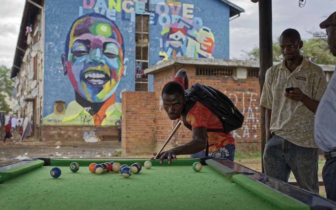 Impressionen aus Simbabwe (Mbare bei der Hauptstadt Harare) Männer spielen Billiard neben einem Markt in der Nähe von Mbare bei Harare.