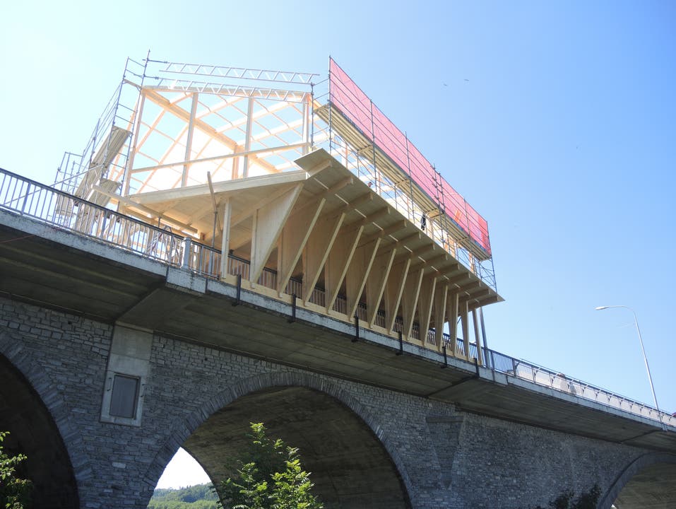 Hoch über der Limmat ragen die Holzbauten des OKs über den Rand der Hochbrücke.