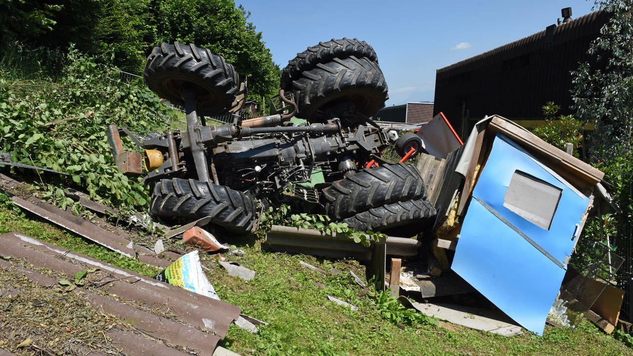 Egolzwil LU, 19. Juni Ein Bauer ist im steilen Gelände beim Heuen mit einem Traktor und Heuschwader abgestürzt. Das Gefährt durchbrach eine Hecke und kam neben einem Wohnhaus zum Stillstand. Der Bauer wurde erheblich verletzt.