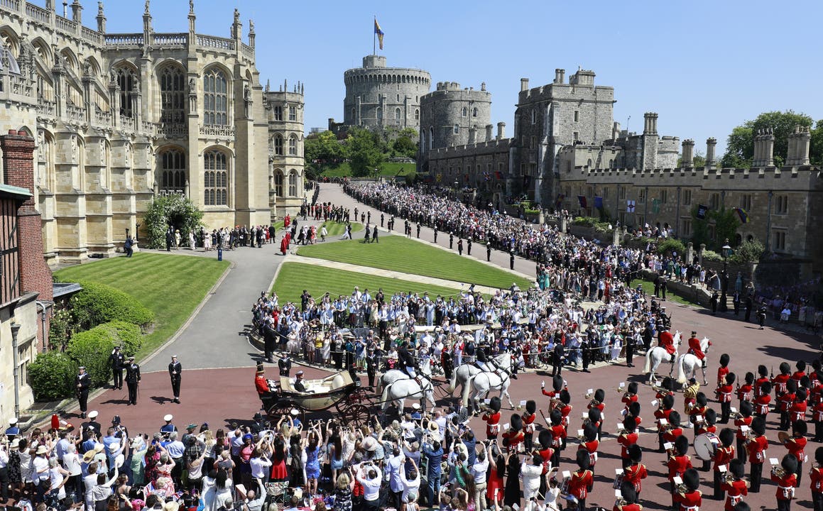 Viel Volk vor Schloss Windsor, das sich in der Nähe von London befindet.