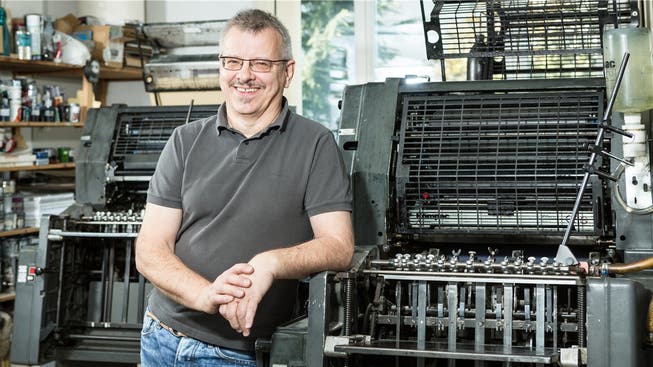Lorenz Bräm betreibt seit 30 Jahren ein Druck-Atelier in Oberrohrdorf. Seine beiden Offsetmaschinen halten ihm seither die Treue. Chris iseli