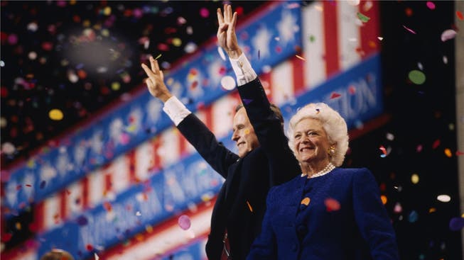 73Jahre treu an seiner Seite: Barbara Bush mit Gatte George H. Bush am Nominierungsparteitag der Republikanischen Partei 1992.Greg Smith/CORBIS/Getty Images