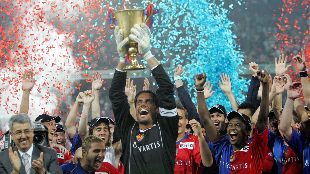 11. Titel, 2005: Goalie und Captain Pascal Zuberbühler freut sich mit dem Pokal über die erfolgreiche Titelverteidigung. Der Konfettiregen ist passend rotblau.