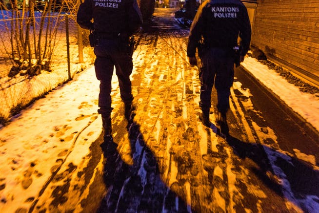Neben dem «Precobs»-Computersystem setzt die Kantonspolizei Aargau weiter auch auf die traditionelle Patrouille gegen Einbrüche in der Dämmerung. (Archiv)